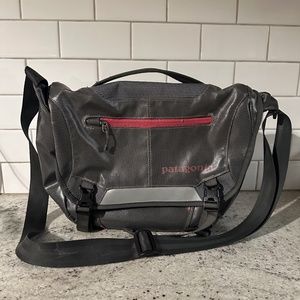 RARE Patagonia Black Hole Mini Messenger 12L Bag Discontinued Grey Pink
